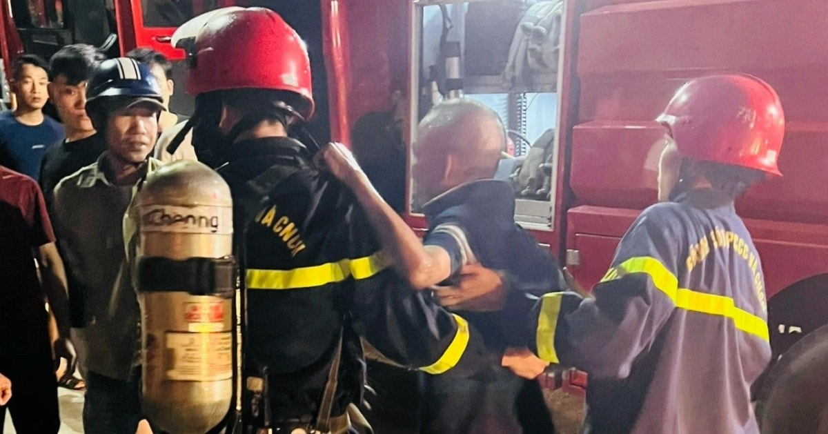 Cảnh sát giải cứu người đàn ông cố thủ bên trong ngôi nhà đang cháy