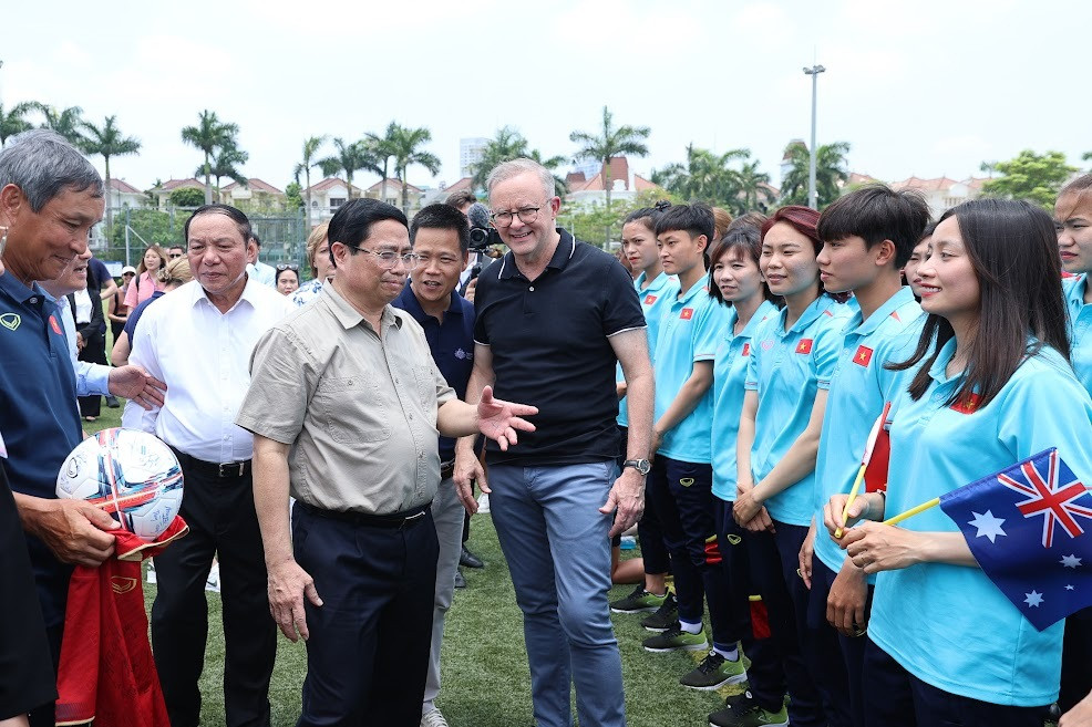 Thủ tướng Phạm Minh Chính và Thủ tướng Australia gặp 2 đội tuyển bóng đá nữ - 1