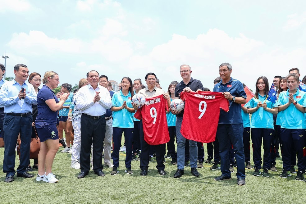 Thủ tướng Phạm Minh Chính và Thủ tướng Australia gặp 2 đội tuyển bóng đá nữ - 2