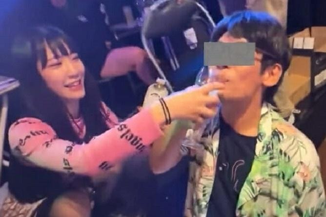 Phẫn nỗ khi nhóm nhạc sĩ 'ép' fan uống nước tẩy rửa