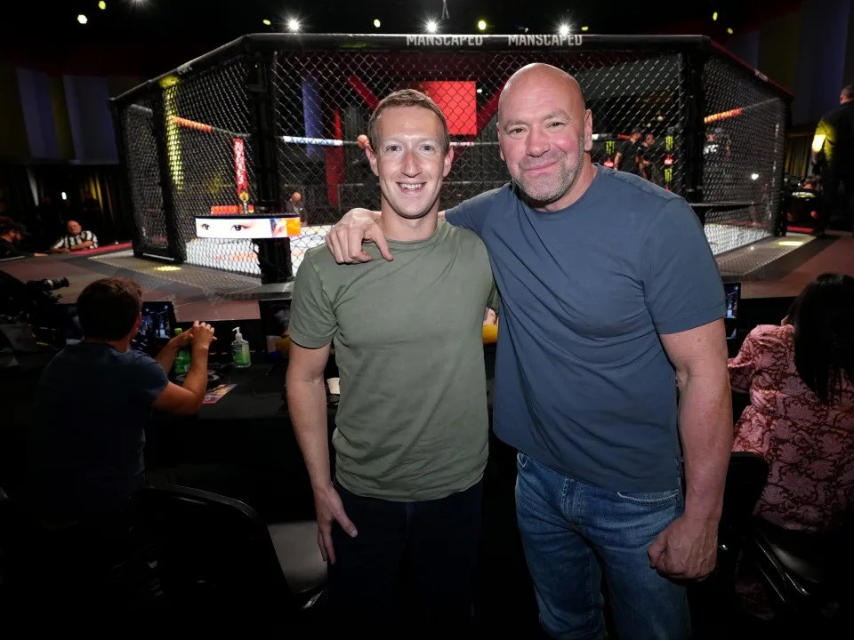 Mark Zuckerberg chụp ảnh cùng Chủ tịch UFC Dana White (phải). Không loại trừ khả năng ông chủ Facebook sẽ sớm đặt chân lên võ đài UFC (Ảnh: Zuffa LLC).