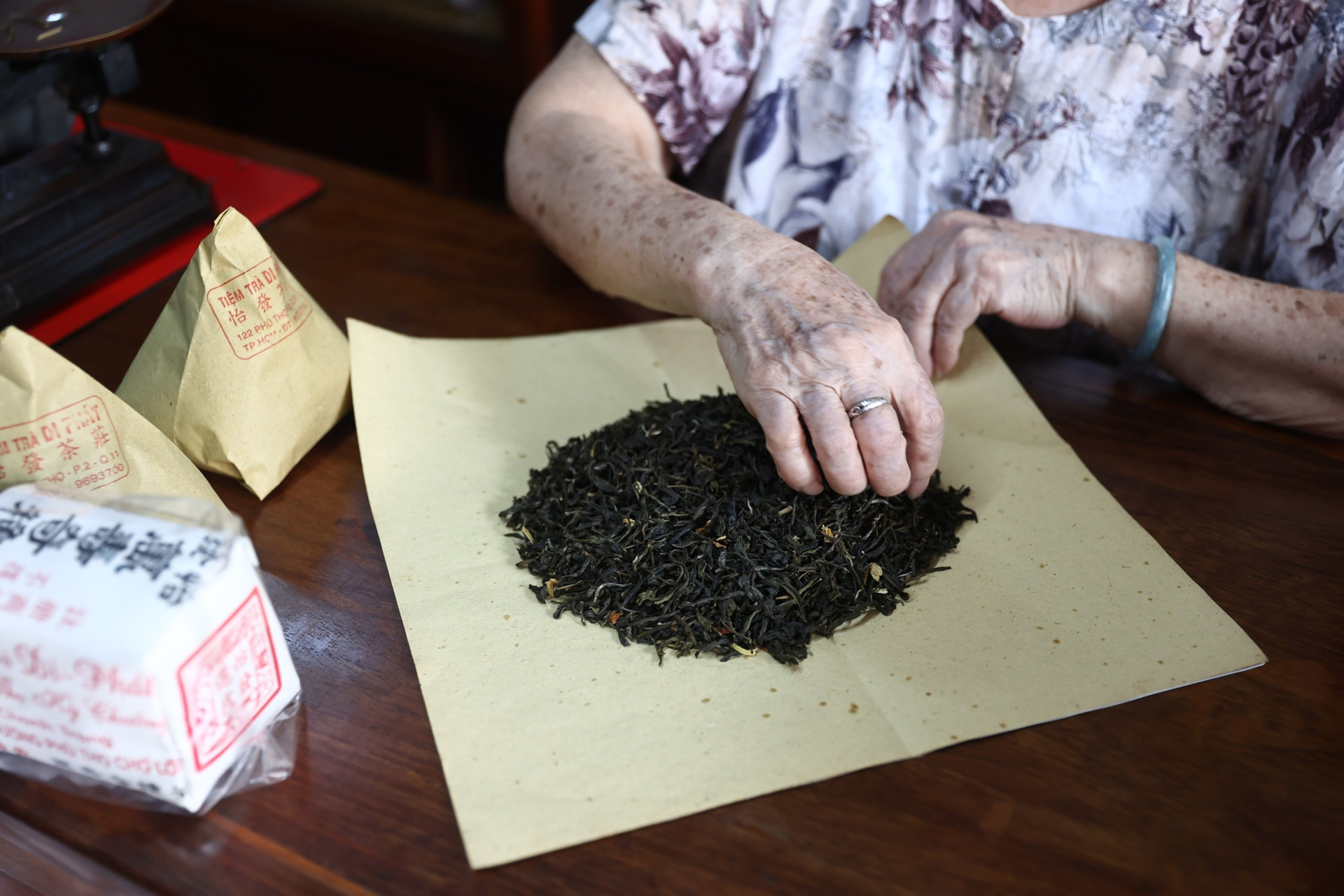 Tiệm trà cổ 70 năm ở TPHCM, giá 10 triệu đồng/kg vẫn hút khách - 1