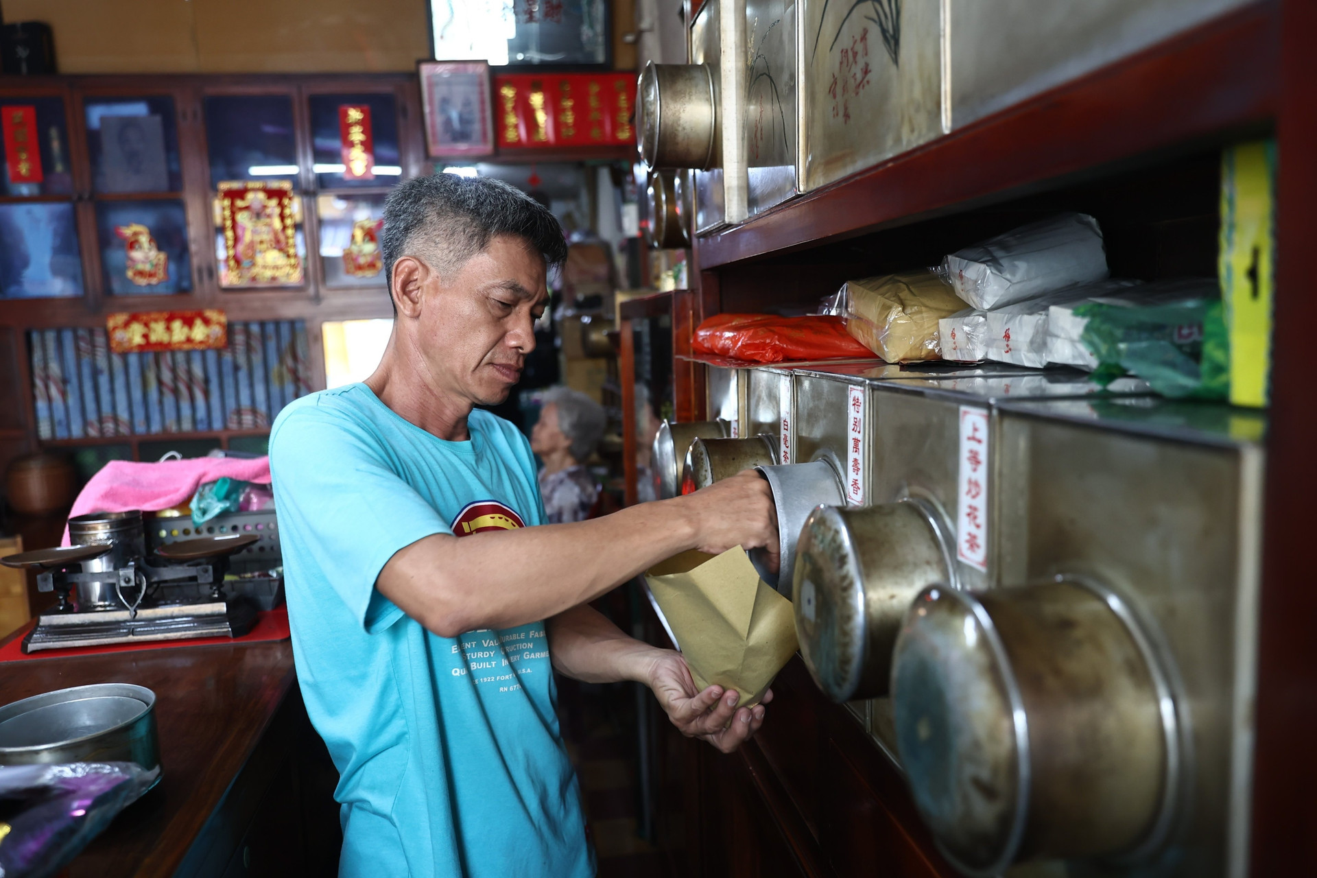 Tiệm trà cổ 70 năm ở TPHCM, giá 10 triệu đồng/kg vẫn hút khách - 3