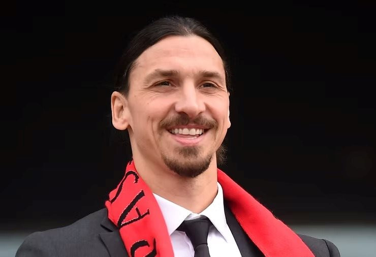 zlatan-ibrahimovic-wearing-an-ac-milan-scarf_11zon.jpg