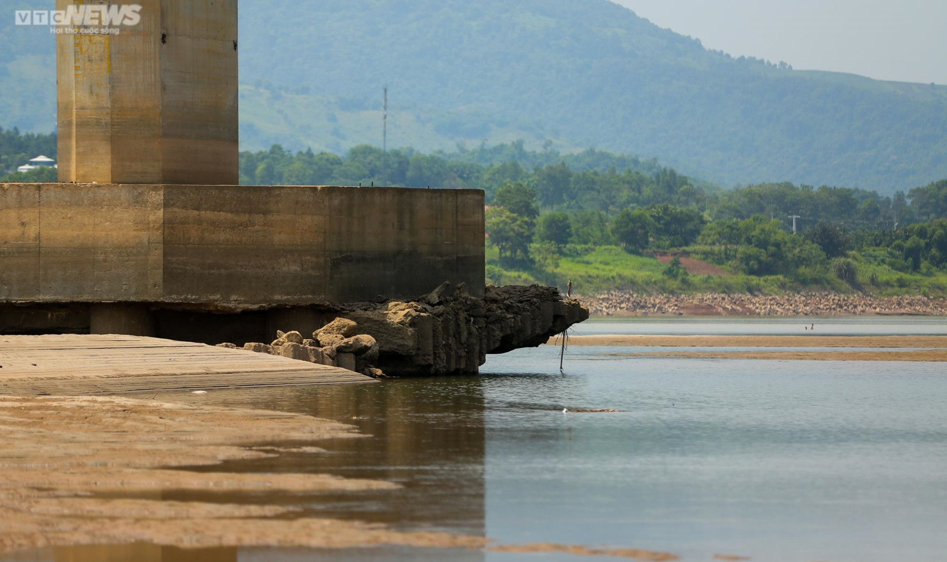 Sông Đà cạn trơ đáy: Người dân bất lực nhìn cá, hoa màu chết khô - 3