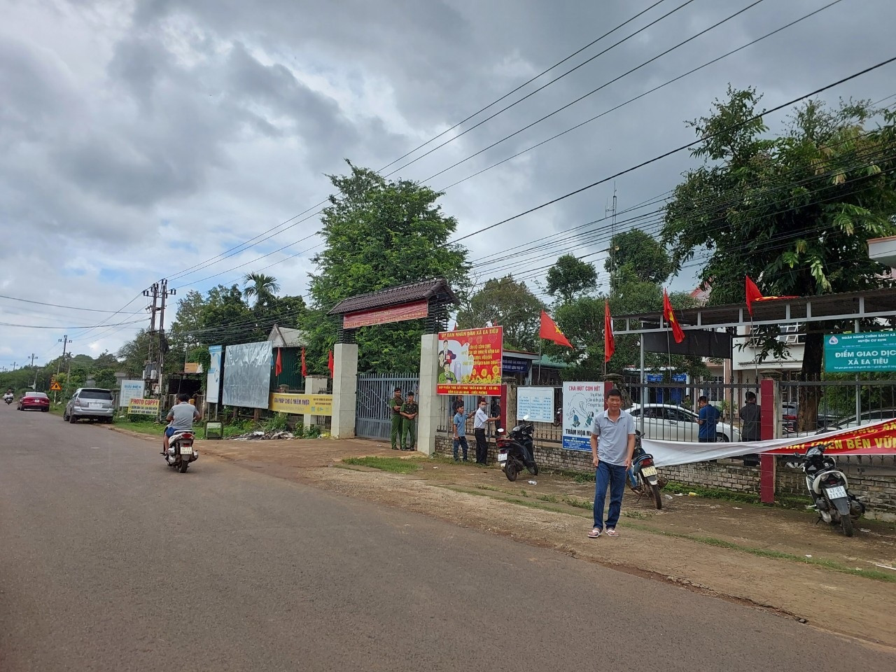 Vụ trụ sở công an ở Đắk Lắk bị tấn công: Bắt 16 người, giải cứu 2 con tin - 1