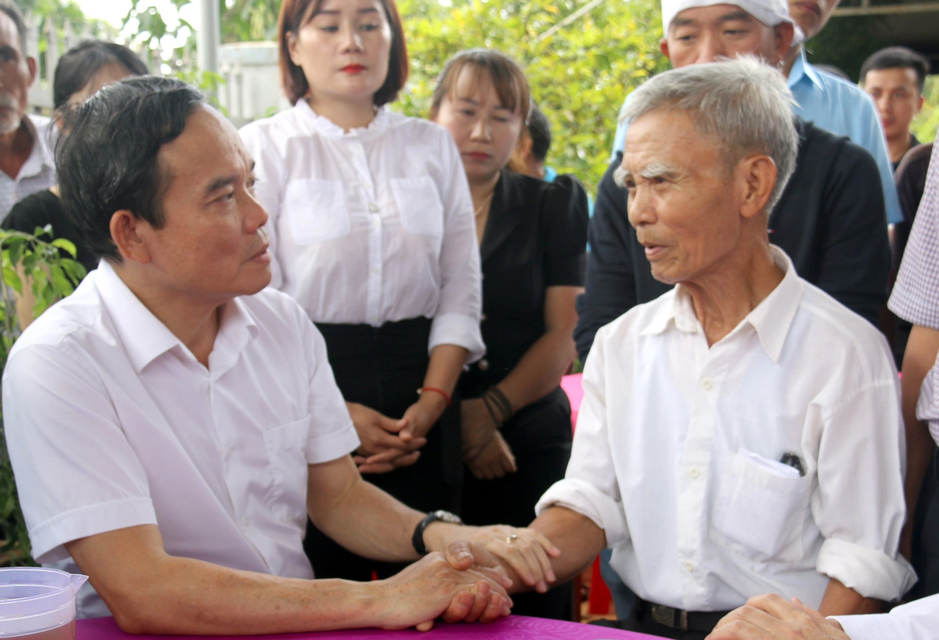 Phó Thủ tướng thăm các nạn nhân vụ tấn công bằng súng ở Đắk Lắk - 1