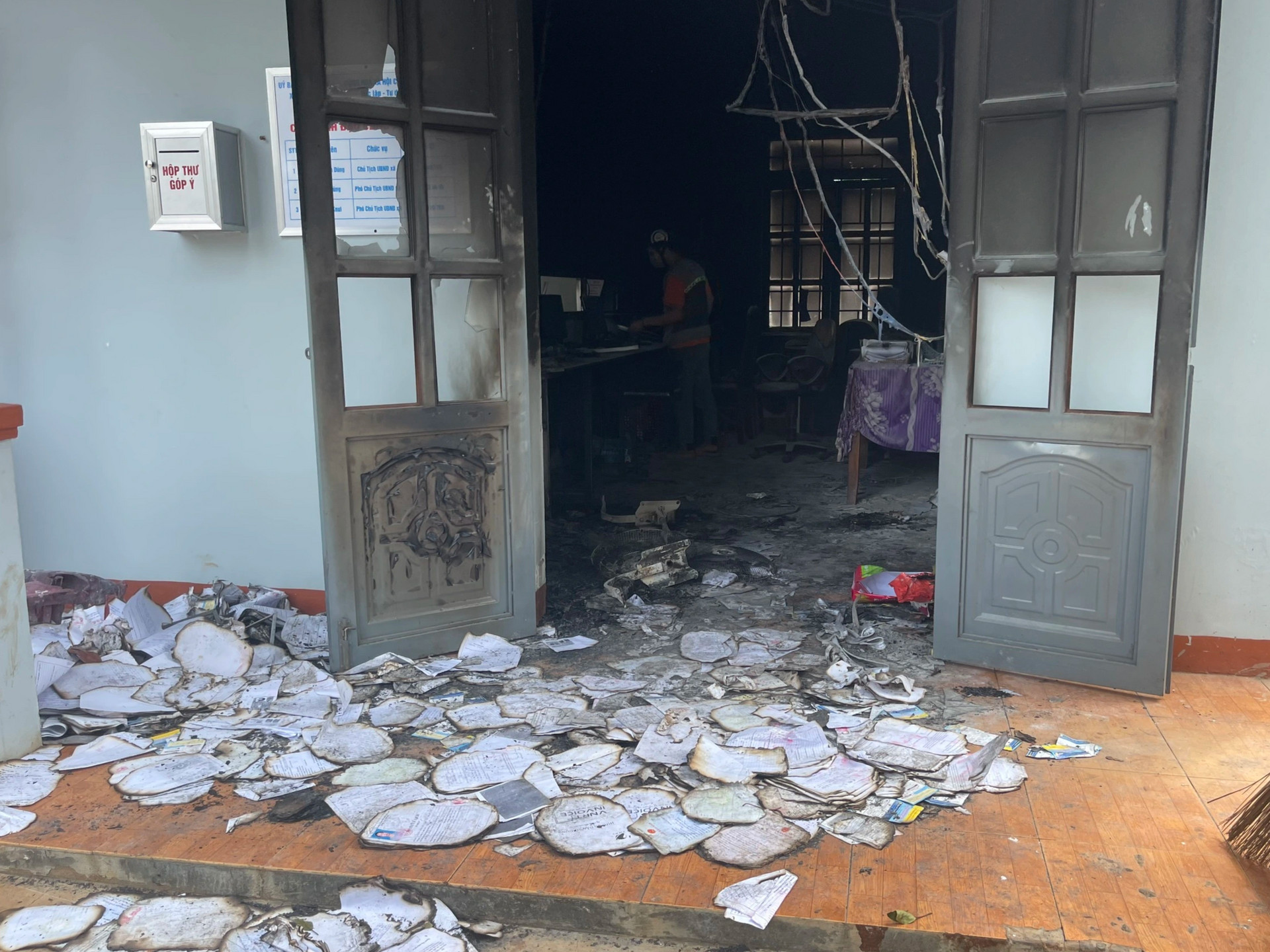Vụ tấn công trụ sở xã ở Đắk Lắk: Nhiều gia đình đưa con đến công an đầu thú - 1