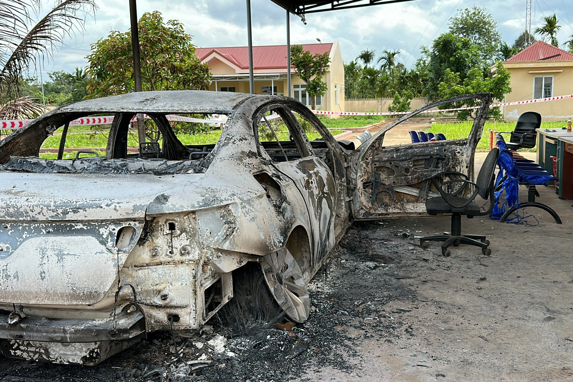 Vụ tấn công trụ sở xã ở Đắk Lắk: Nhiều gia đình đưa con đến công an đầu thú - 2
