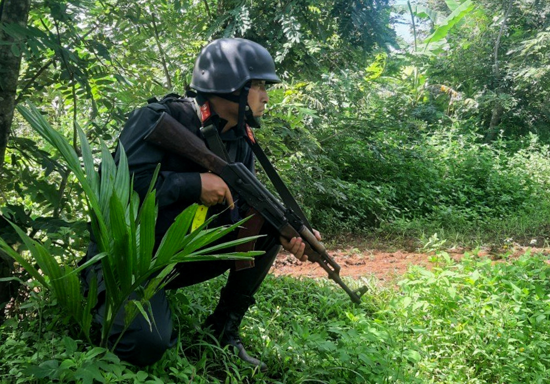 Cảnh sát cơ động vây bắt nhóm tội phạm tấn công trụ sở xã ở Đắk Lắk ra sao? - 4