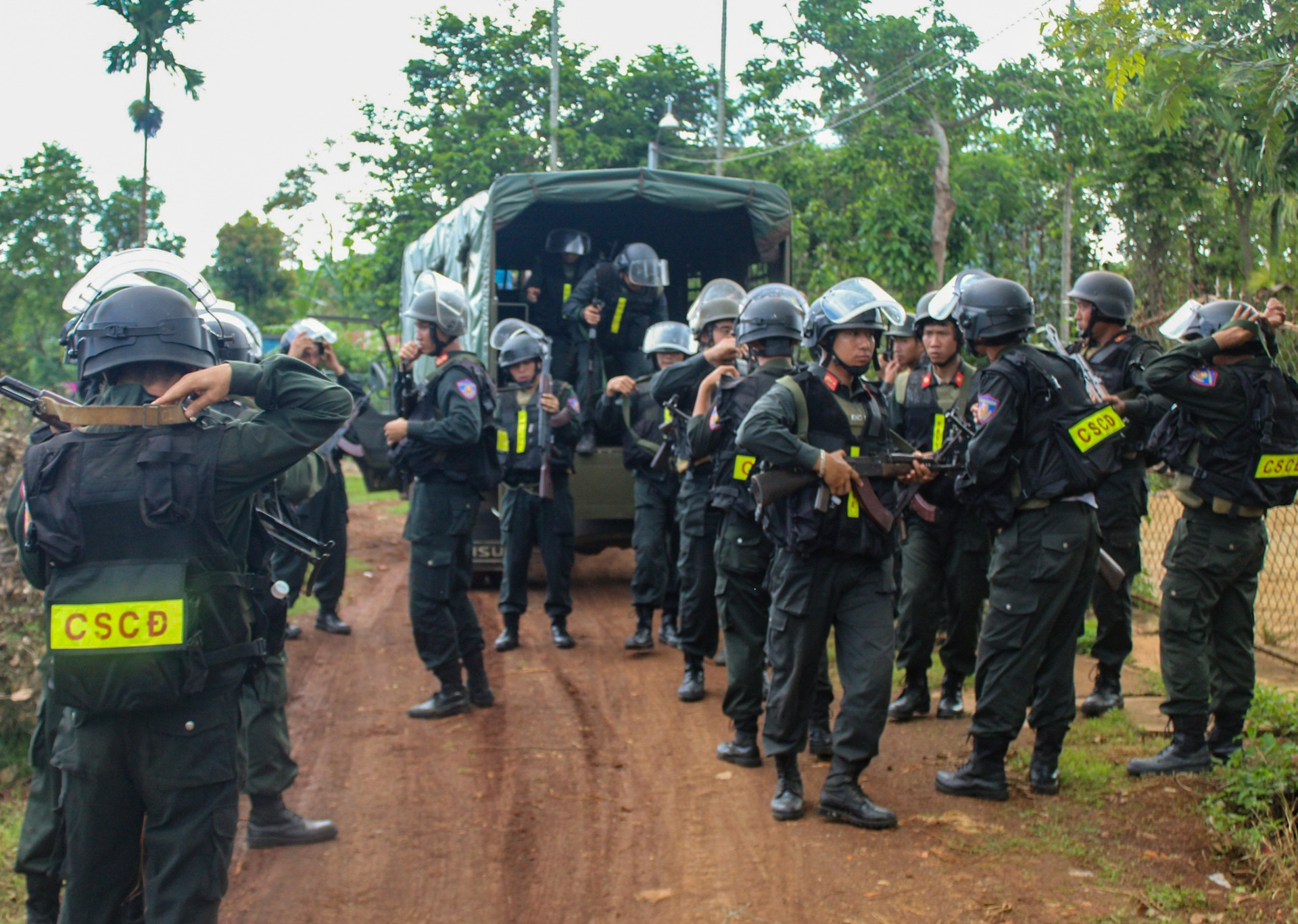 Cảnh sát cơ động vây bắt nhóm tội phạm tấn công trụ sở xã ở Đắk Lắk ra sao? - 1