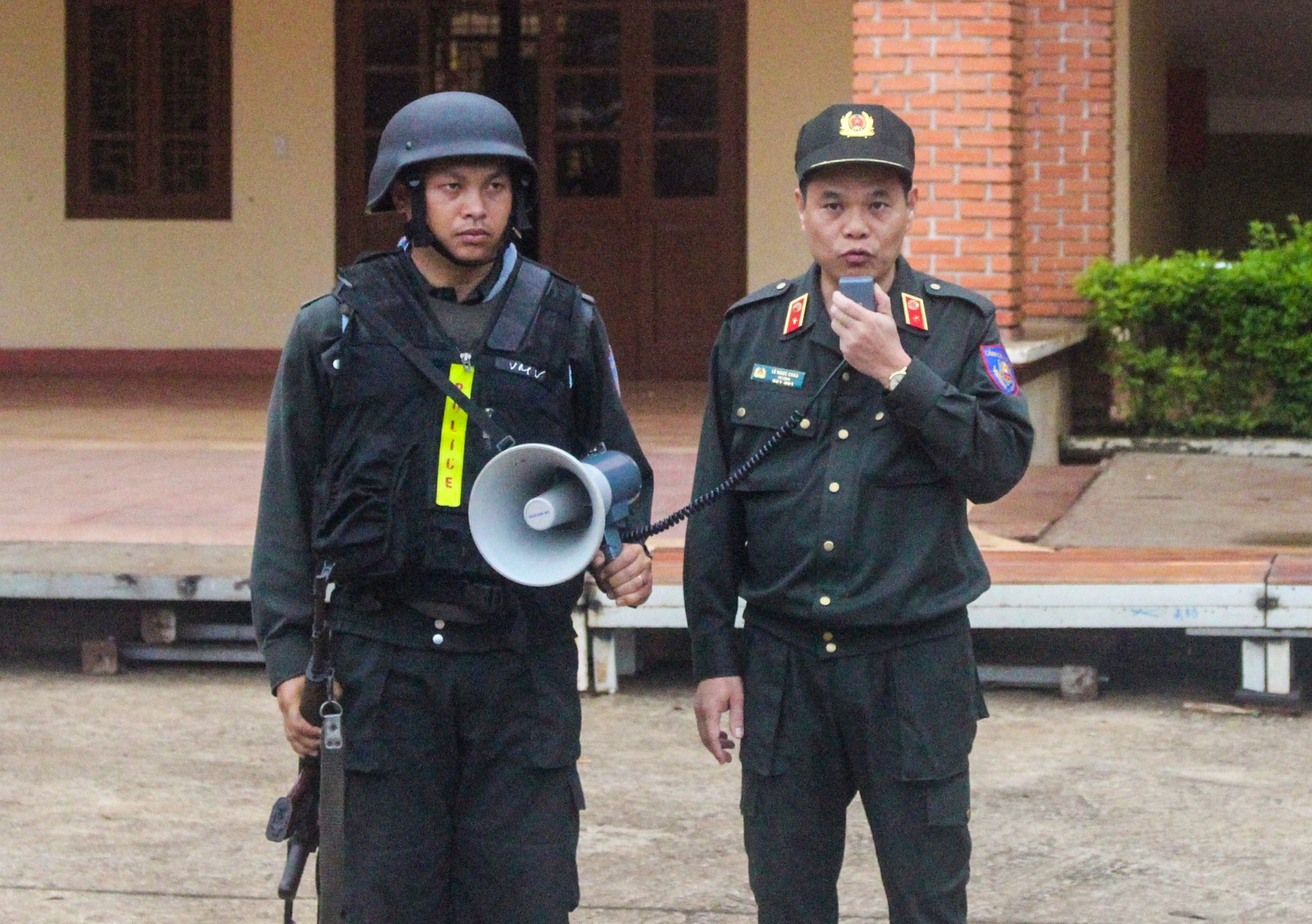 Cảnh sát cơ động vây bắt nhóm tội phạm tấn công trụ sở xã ở Đắk Lắk ra sao? - 2