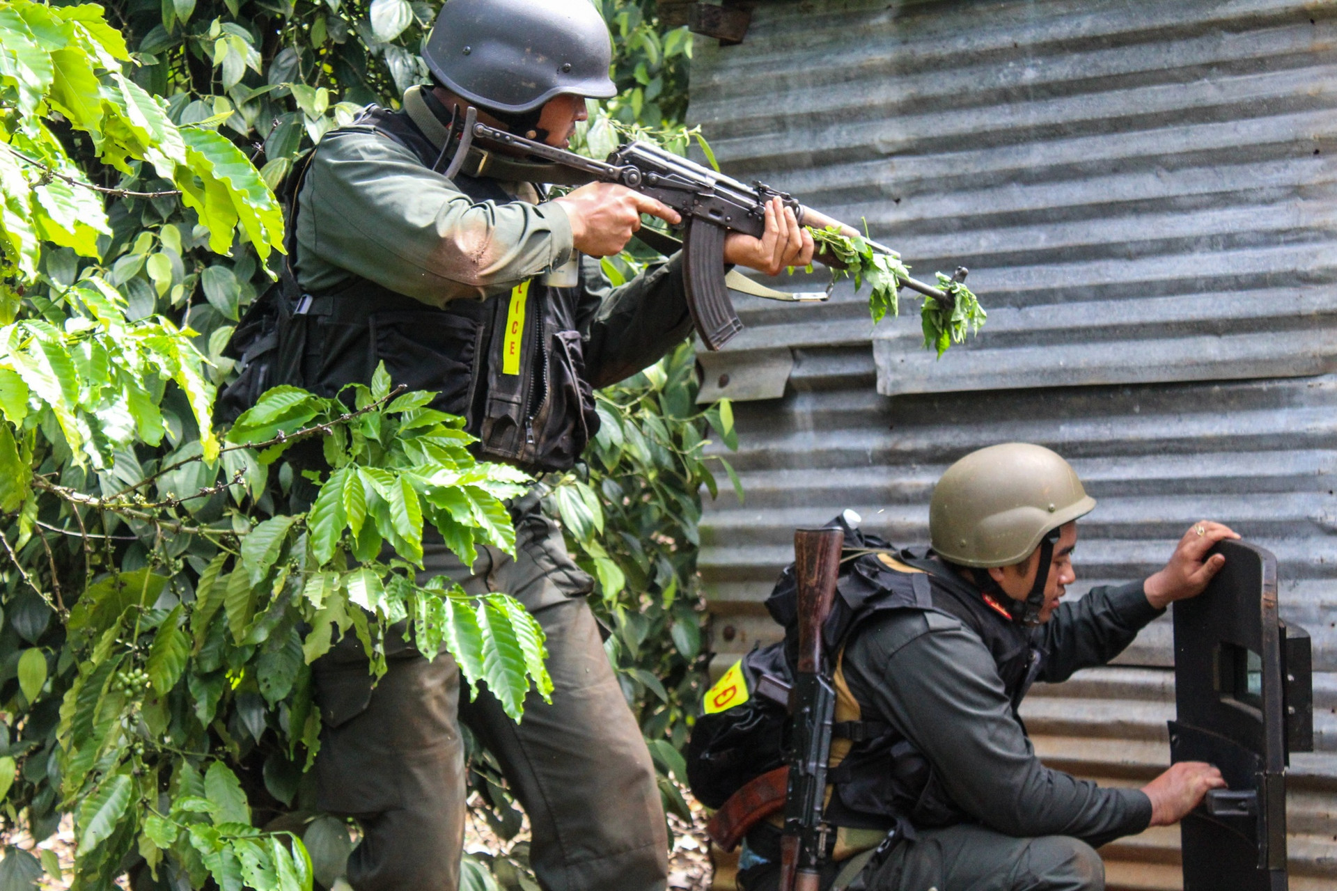 Cảnh sát cơ động vây bắt nhóm tội phạm tấn công trụ sở xã ở Đắk Lắk ra sao? - 3
