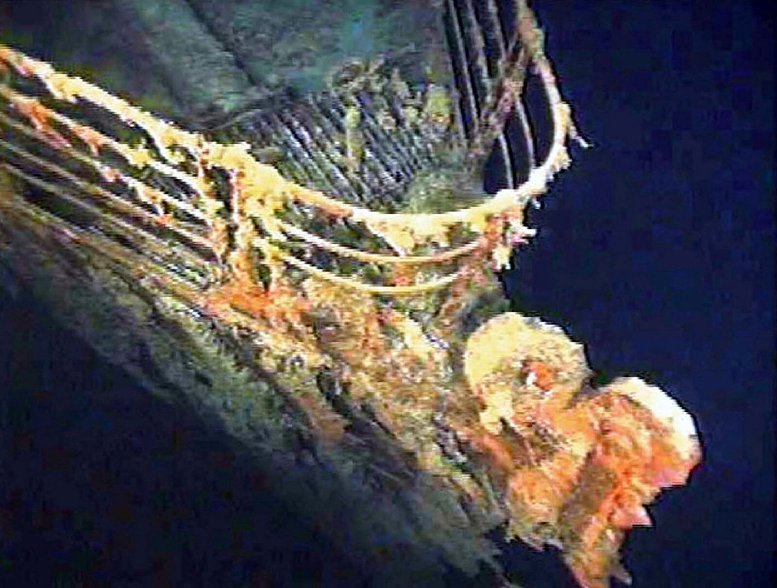 Tàu ngầm mất tích khi thám hiểm xác Titanic: Tại sao khó giải cứu? - 1
