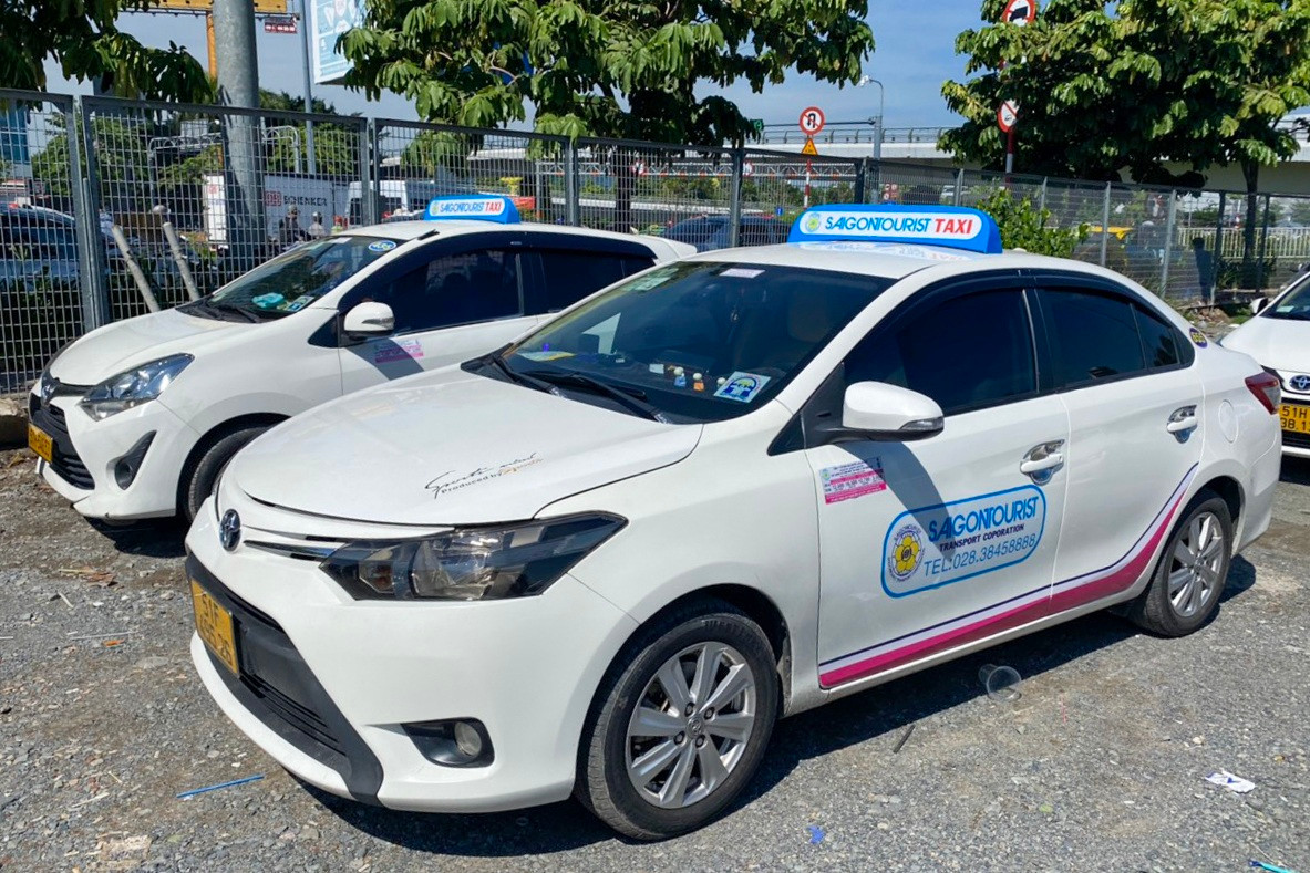 Họp khẩn vụ taxi ở Tân Sơn Nhất gian lận cước: Tạm đình chỉ 2 hãng - 1