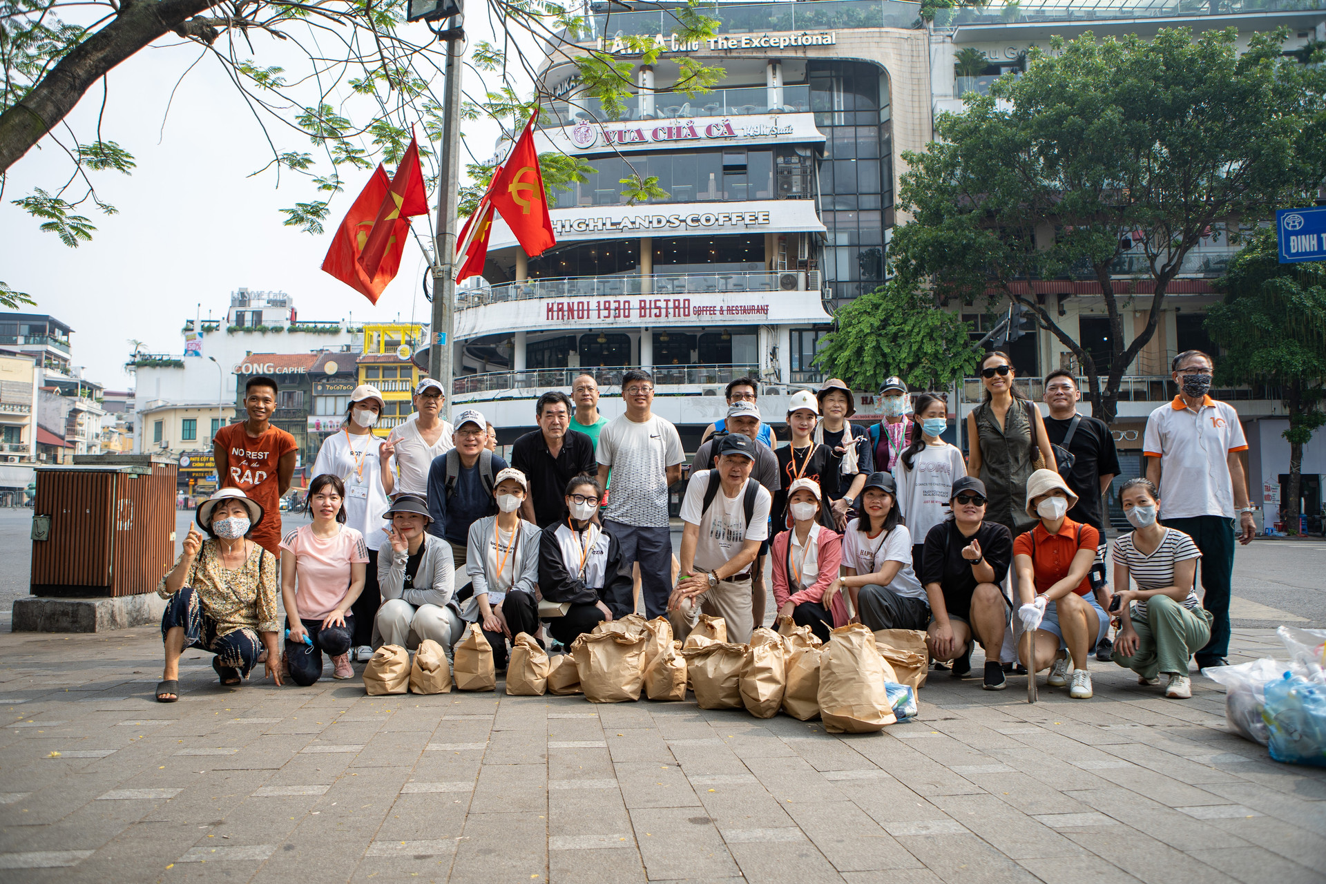 Doanh nhân Nhật Bản hơn 10 năm nhặt rác hồ Gươm để trả ơn Việt Nam - 1