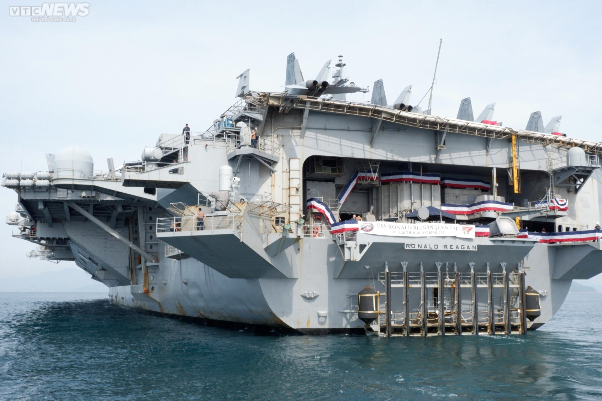 Tàu sân bay Mỹ USS Ronald Reagan cập cảng Đà Nẵng - 2