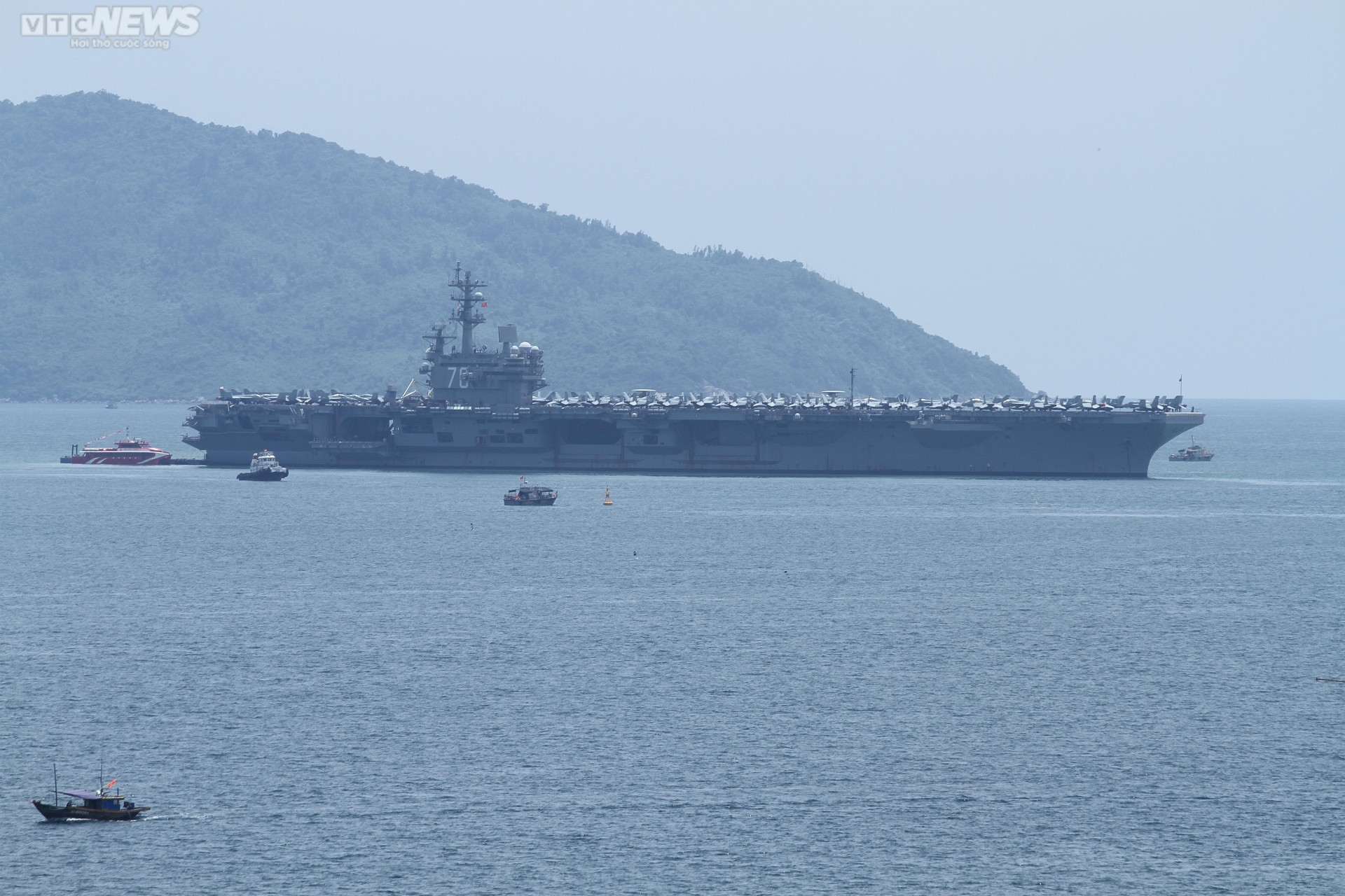 Tàu sân bay Mỹ USS Ronald Reagan cập cảng Đà Nẵng - 6