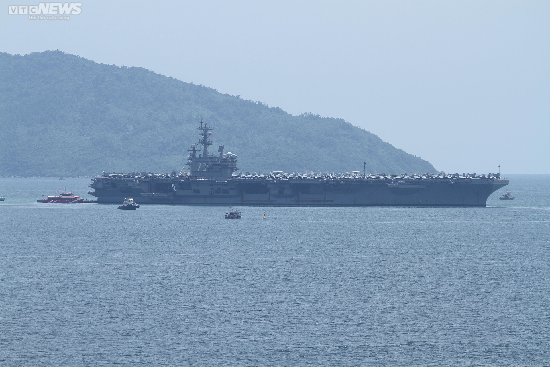 Tàu sân bay Mỹ USS Ronald Reagan cập cảng Đà Nẵng - 4