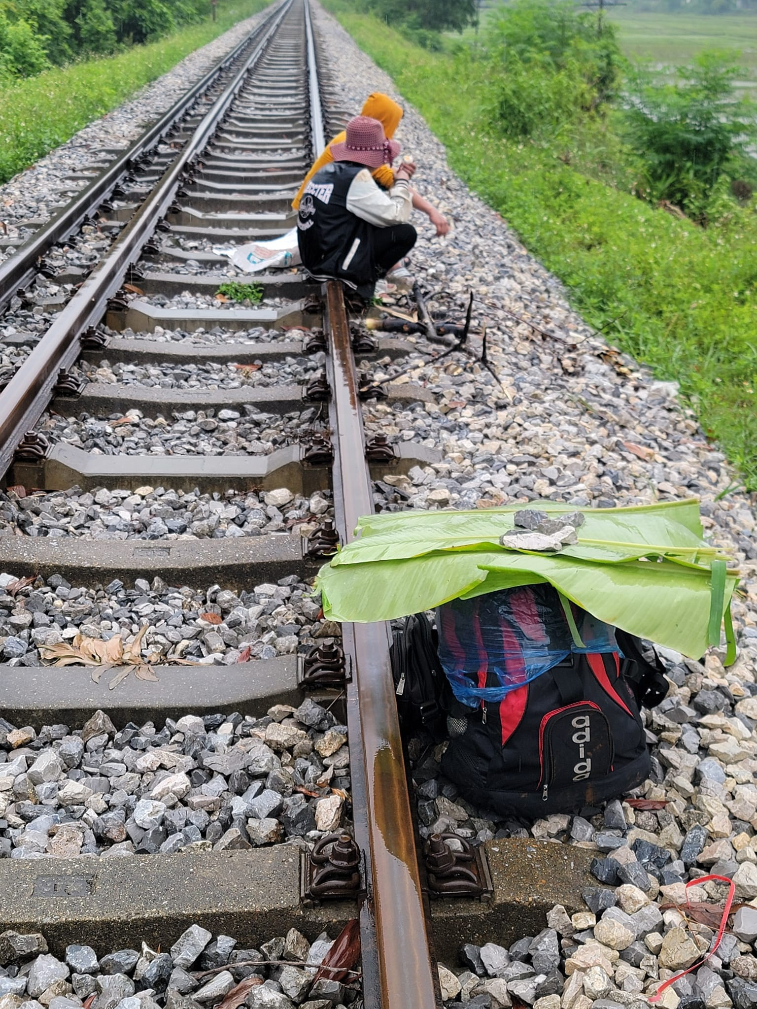 Bị chủ bùng lương, vợ chồng HMông đi bộ 7 ngày từ Hà Nội về Hà Giang - 1