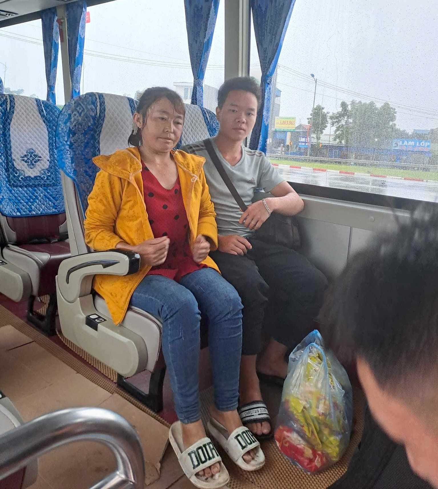 Bị chủ bùng lương, vợ chồng HMông đi bộ 7 ngày từ Hà Nội về Hà Giang - 3