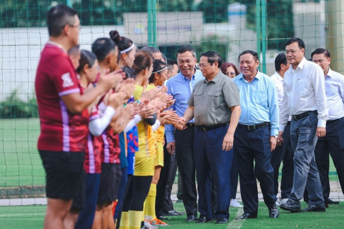 Thủ tướng Phạm Minh Chính tới thăm, động viên đội tuyển bóng đá nữ quốc gia Việt Nam trước khi đội xuất quân, lên đường tham dự vòng chung kết World Cup 2023 - Ảnh: VGP/Nhật Bắc