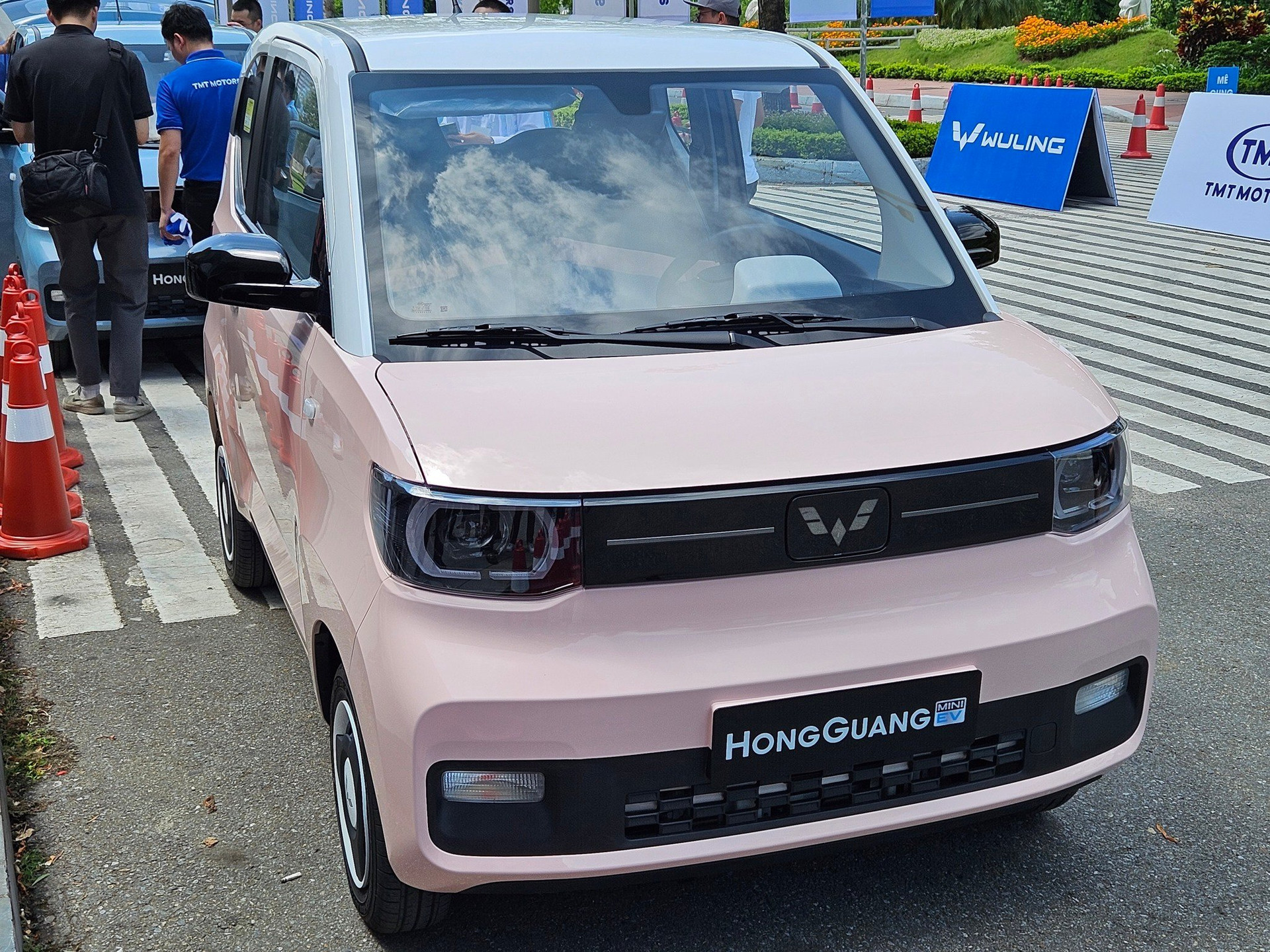 Mẫu ô tô điện mini của Trung Quốc nhận nhiều ý kiến trái chiều của khách hàng Việt. (Ảnh: CafeF)