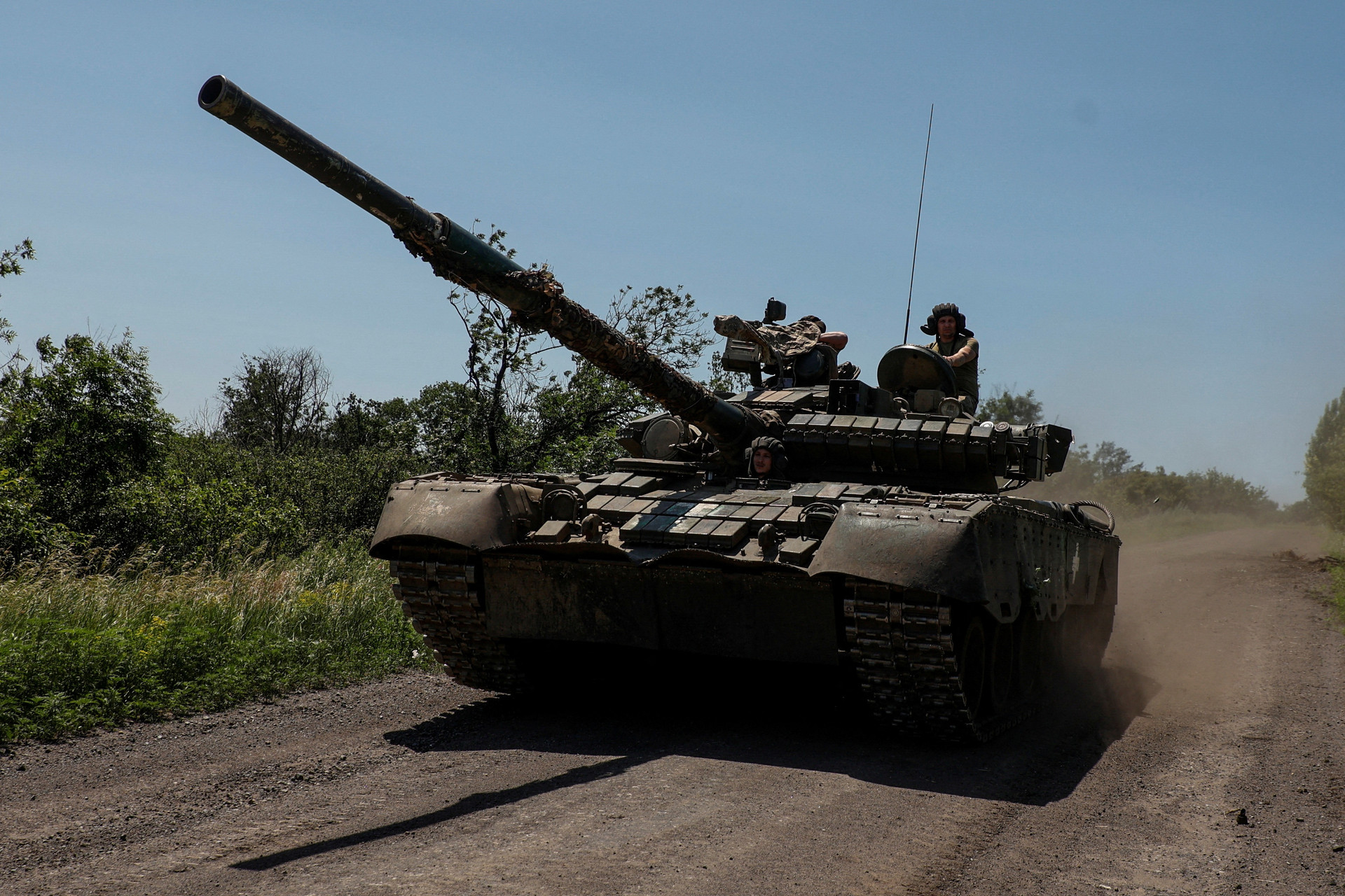 Ukraine chia quân phản công, Nga kháng cự quyết liệt giữ phòng tuyến - 1