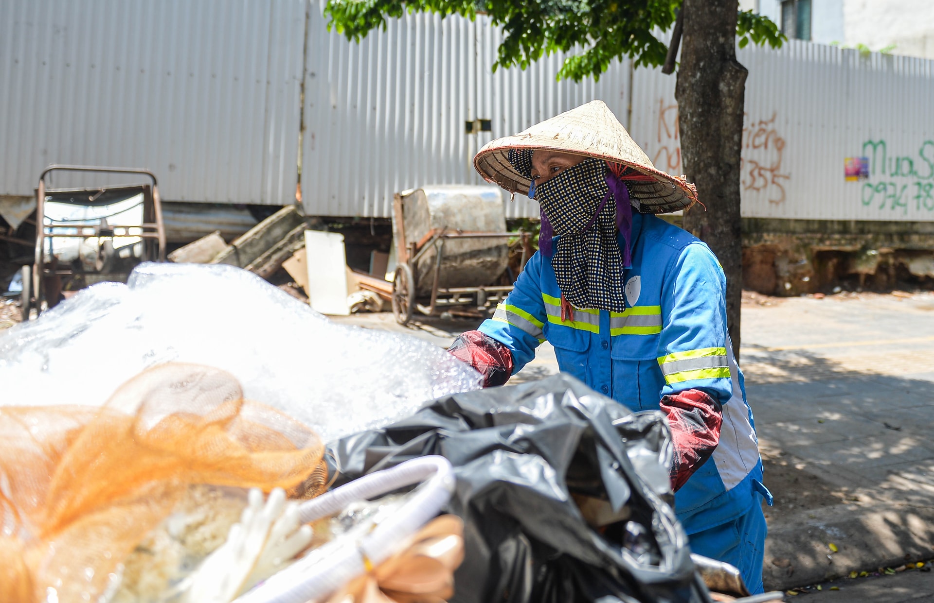 Người lao động oằn mình mưu sinh dưới cái nắng 50 độ C ở Hà Nội - 7