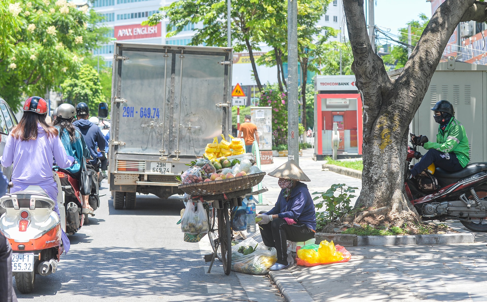 Người lao động oằn mình mưu sinh dưới cái nắng 50 độ C ở Hà Nội - 2