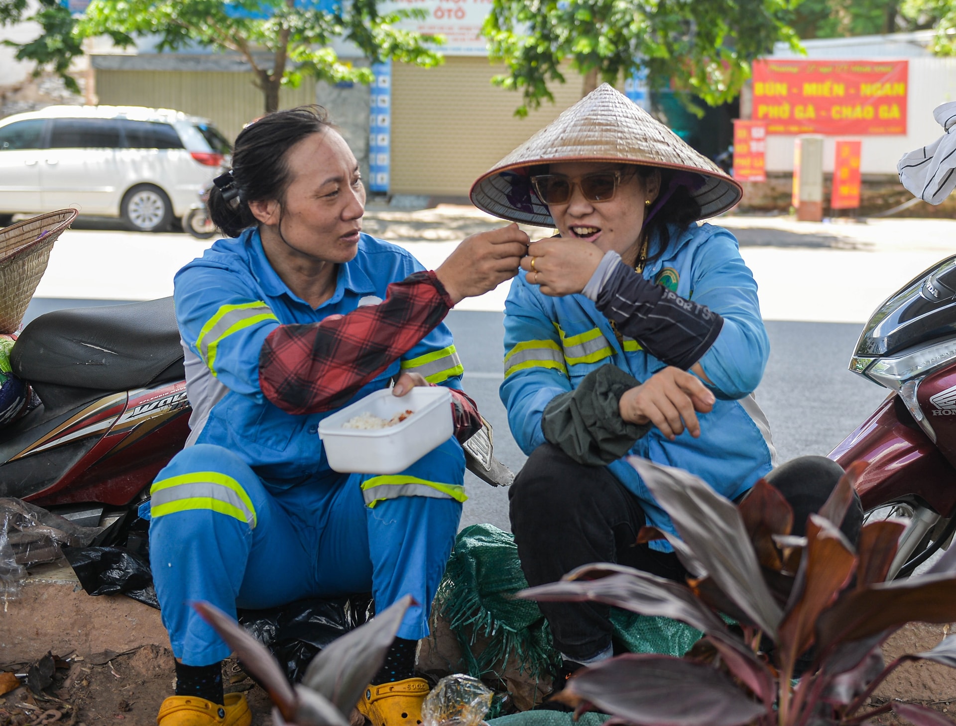 Người lao động oằn mình mưu sinh dưới cái nắng 50 độ C ở Hà Nội - 10