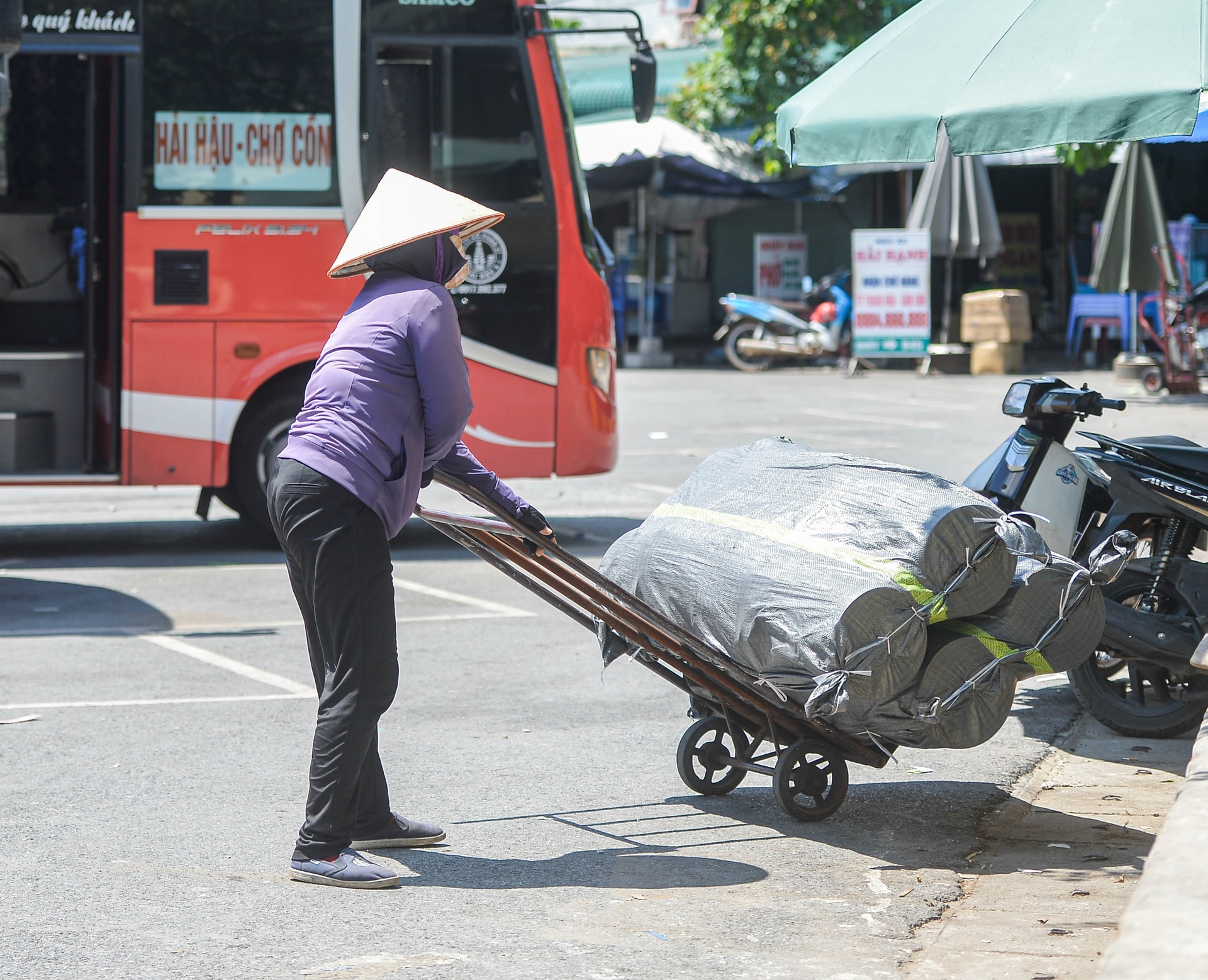 Người lao động oằn mình mưu sinh dưới cái nắng 50 độ C ở Hà Nội - 11