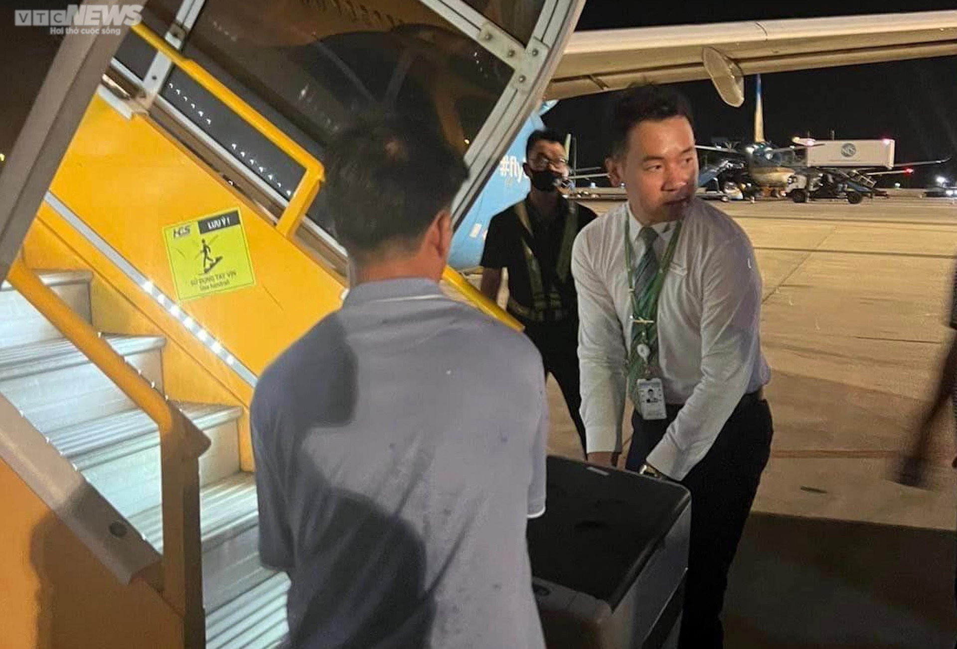 Các bác sĩ Bệnh viện Trung ương Huế cùng nhân viên hãng bay cùng vận chuyển thùng đựng trái tim từ người hiến tạng lên máy bay về Thừa Thiên - Huế cứu người.