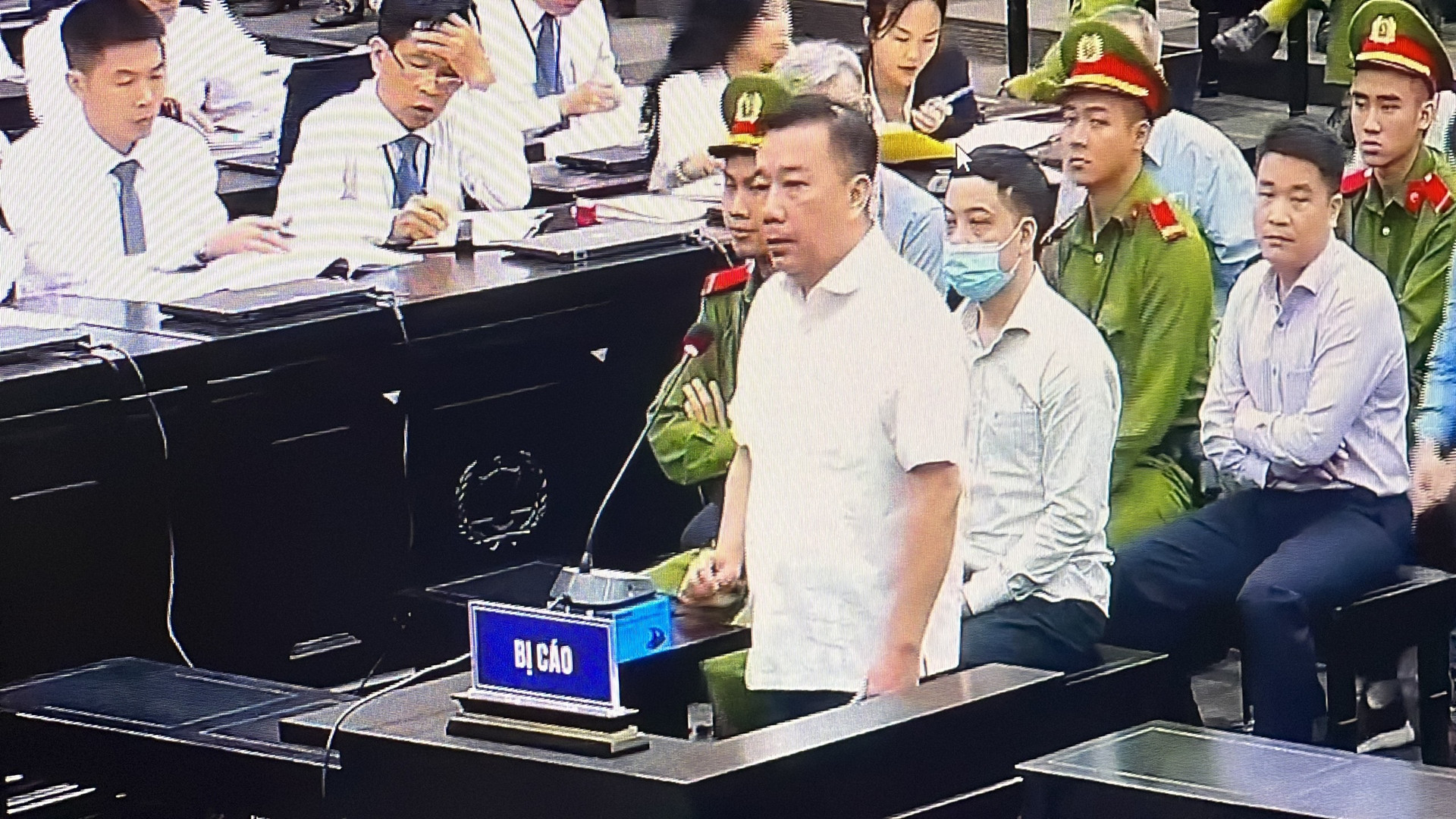Cựu Phó Chủ tịch Quảng Nam khai mang tiền nhận hối lộ đi làm việc ý nghĩa - 2