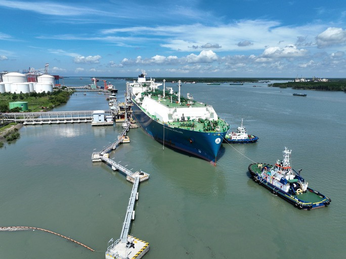 Cận cảnh tàu chở gần 70.000 tấn LNG nhập khẩu lần đầu tiên tại Việt Nam - Ảnh 1.