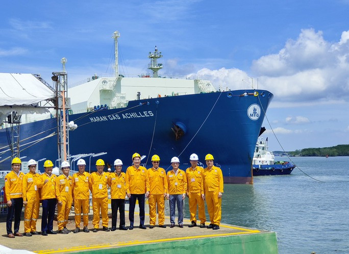 Cận cảnh tàu chở gần 70.000 tấn LNG nhập khẩu lần đầu tiên tại Việt Nam - Ảnh 4.