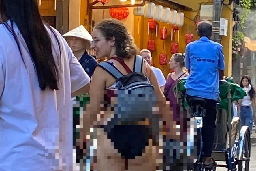 Nữ du khách nước ngoài mặc bikini vào phố cổ Hội An gây phản cảm - 1