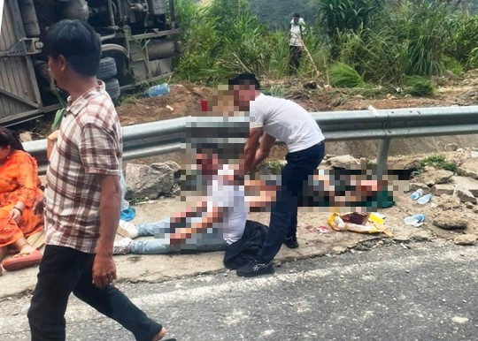 Tai nạn nghiêm trọng trên đèo Khánh Lê, 3 du khách nước ngoài tử vong - Ảnh 2.