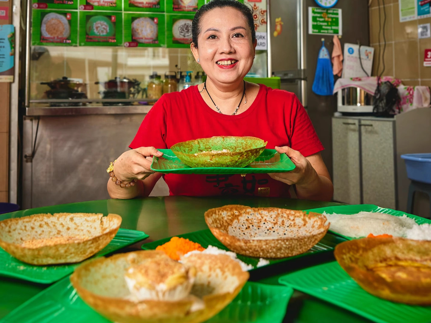 Bộ trưởng Ngoại giao Việt Nam được đãi món gì tại chợ ẩm thực ở Singapore? - 3