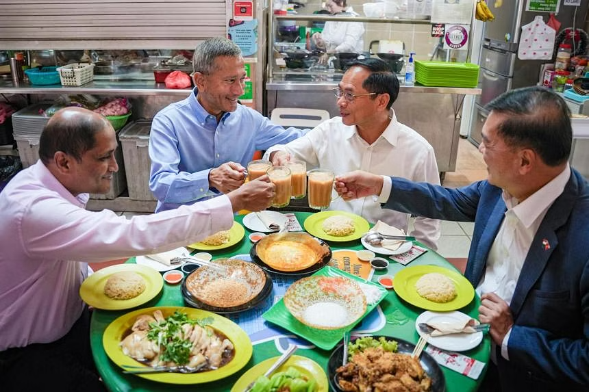 Bộ trưởng Ngoại giao Việt Nam được đãi món gì tại chợ ẩm thực ở Singapore? - 1