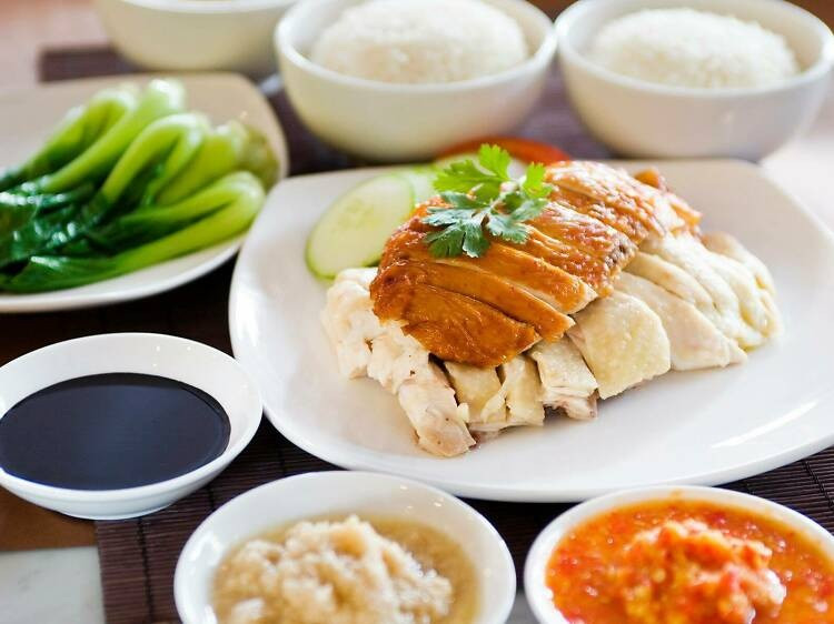 Bộ trưởng Ngoại giao Việt Nam được đãi món gì tại chợ ẩm thực ở Singapore? - 2