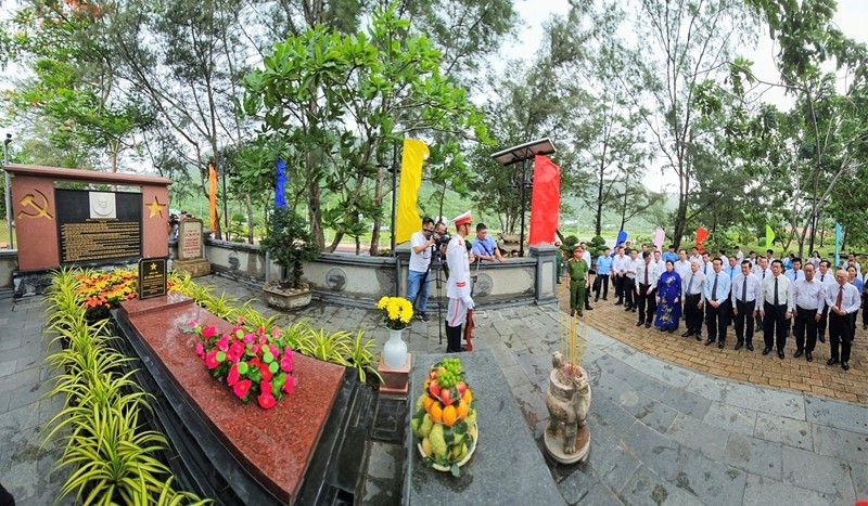 Chủ tịch nước Võ Văn Thưởng dâng hương tại Nghĩa trang Hàng Dương ảnh 3