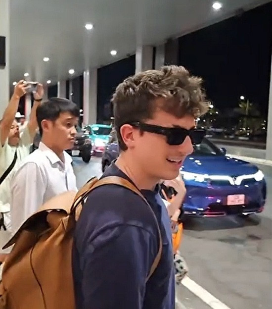 Charlie Puth hạ cánh tại sân bay Cam Ranh, thân thiện chào khán giả Việt - 2