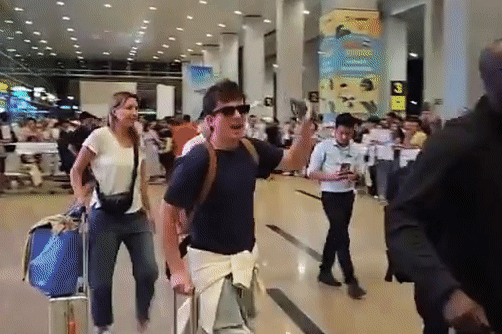 Charlie Puth hạ cánh tại sân bay Cam Ranh, thân thiện chào khán giả Việt - 1