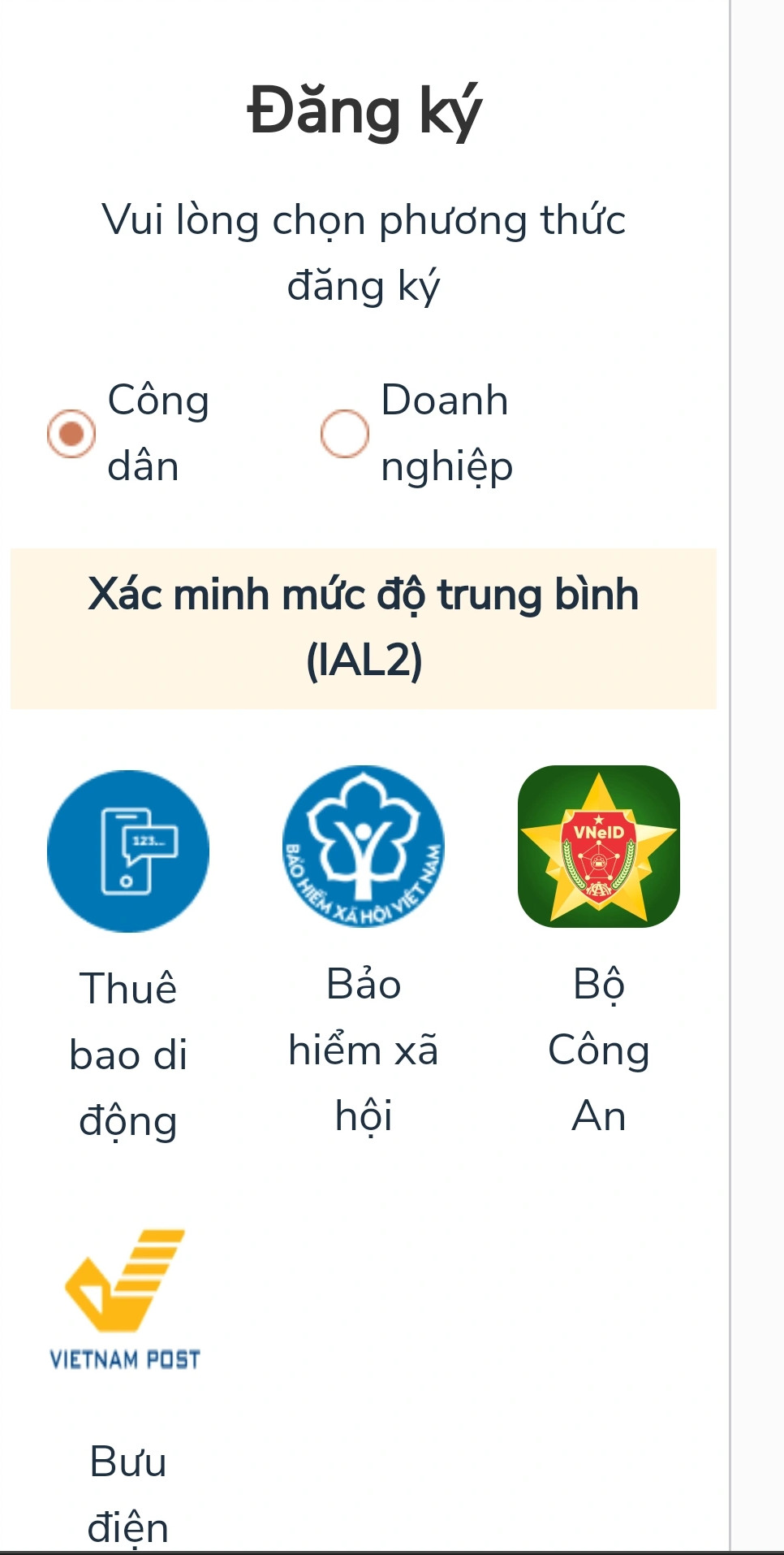 Chật vật với cổng dịch vụ công, người già bó tay người trẻ mếu máo - 2