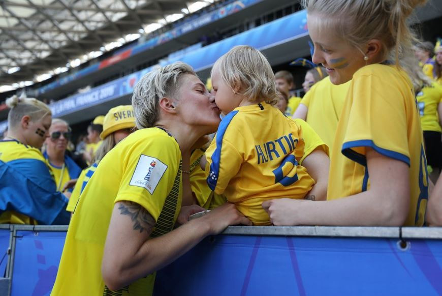 Hurtig hôn con gái đầu lòng đến sân xem cha thi đấu - Ảnh: Instagram