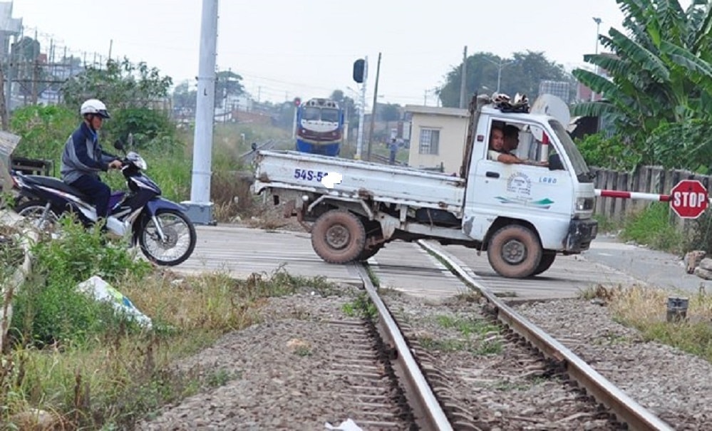 Kinh nghiệm lái ô tô qua đường sắt đảm bảo an toàn tài xế nên biết - 1