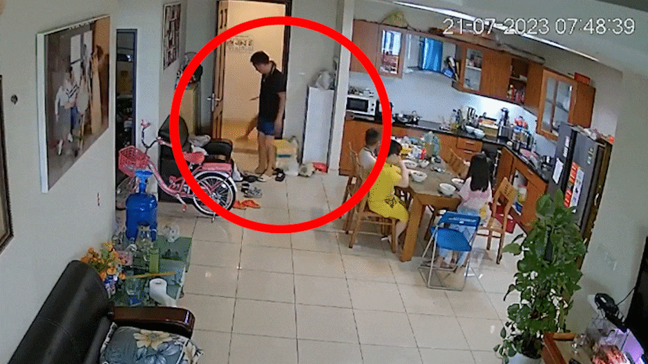Vụ tấn công ở chung cư Hà Nội: Sống thấp thỏm vì hàng xóm thích cầm dao - 1