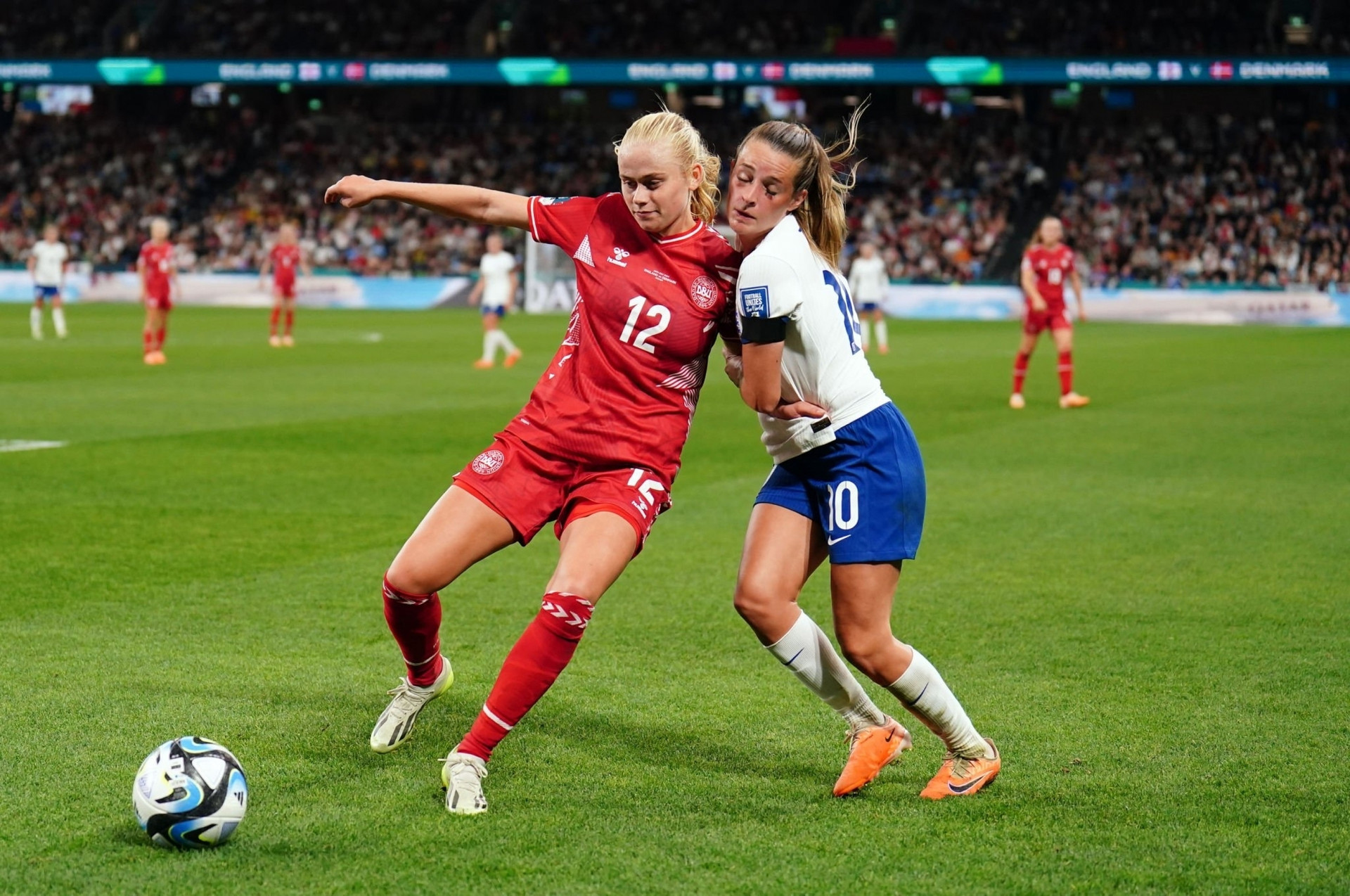 Đội tuyển Anh (áo trắng) gặp nhiều khó khăn trước Đan Mạch.