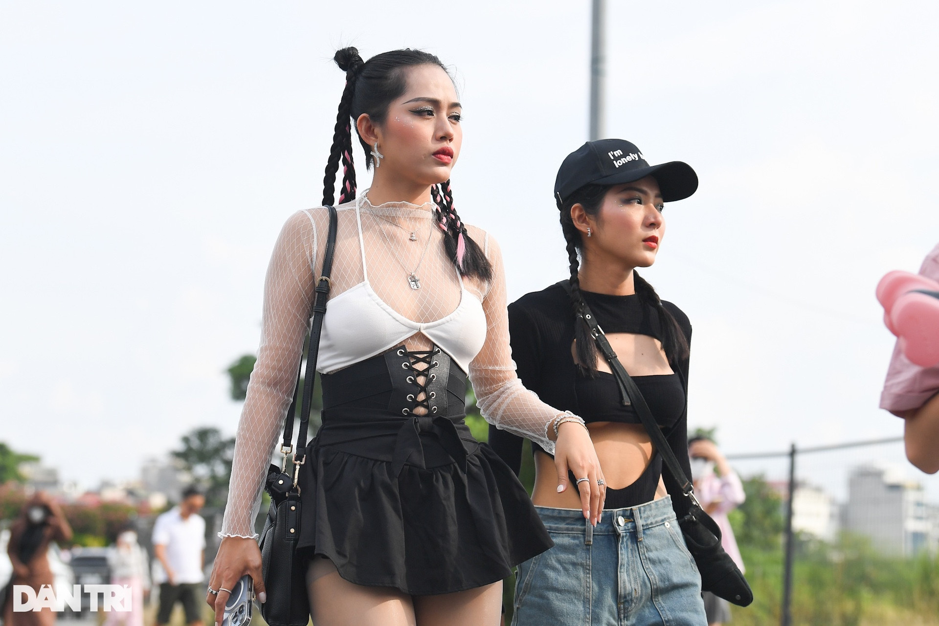 Fan Việt lên đồ cá tính, khoe vẻ gợi cảm xem Blackpink diễn ở Hà Nội - 2